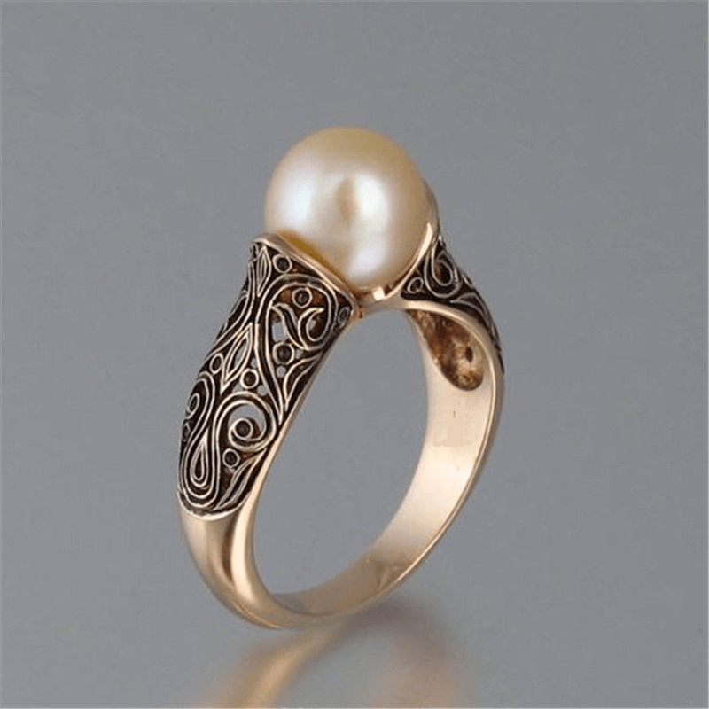Antique Gold Ring Featuring a Pearl