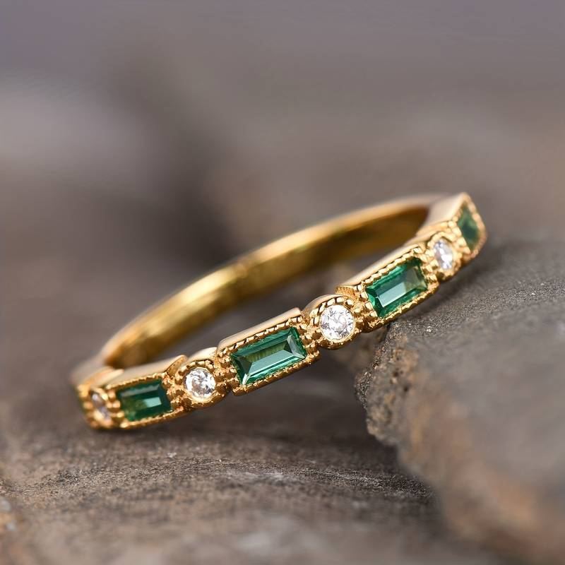 Vintage Gold Ring Featuring Inlaid Green Zirconia